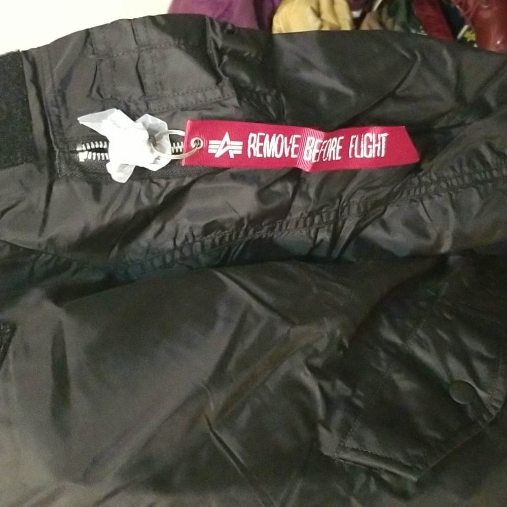 AT EASE❣️Women's black Alpha Industries coat. Size small - Picture 3 of 10